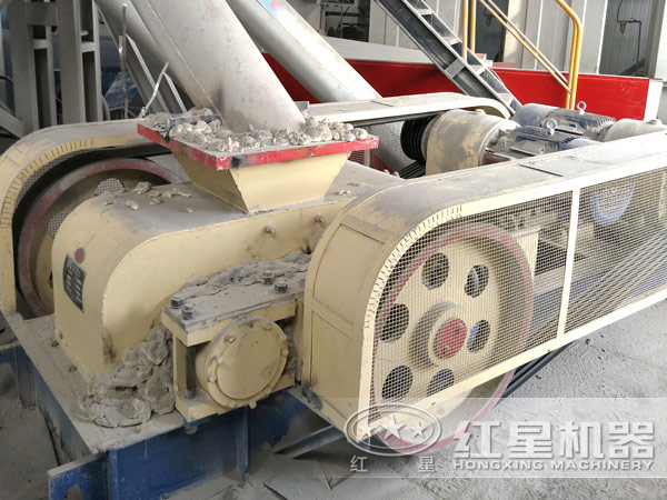 對(duì)輥制砂機(jī)工作現(xiàn)場