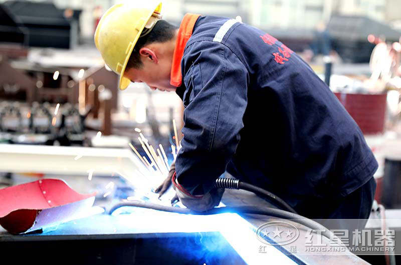車間師傅在認(rèn)真進行焊工作業(yè)中
